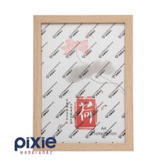 A4-es méretű képkeret fenyő színben