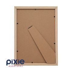 A4-es méretű képkeret fenyő színben