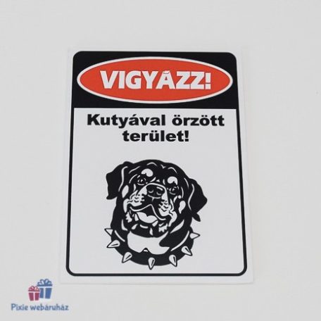 Vigyázz kutyával őrzött terület! feliratos tábla